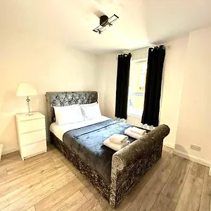 3 Bedroom Riverview Flat Canary Wharf Free Parking Apartment London